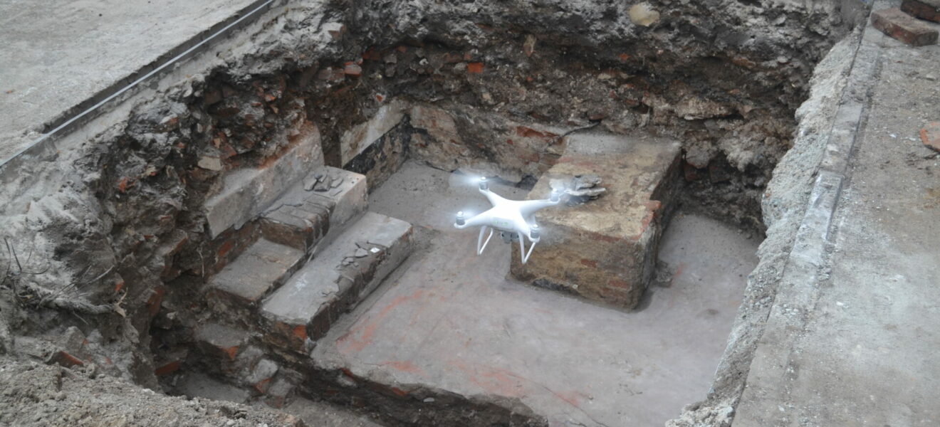 Drohne fliegt über Ausgrabung
