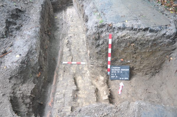 Abb. 1: Ein aus "Geeltjes" verlegter Weg im Weißen Zwinger der Festung Leerort. (Foto: Andreas Hüser)