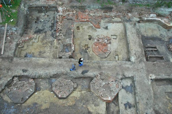 Der Innenraum der Klosterkirche während der Ausgrabung. Zu sehen ist die Nordmauer des Querhauses. (Foto: Marion Brüggler, Ostfriesische Landschaft)