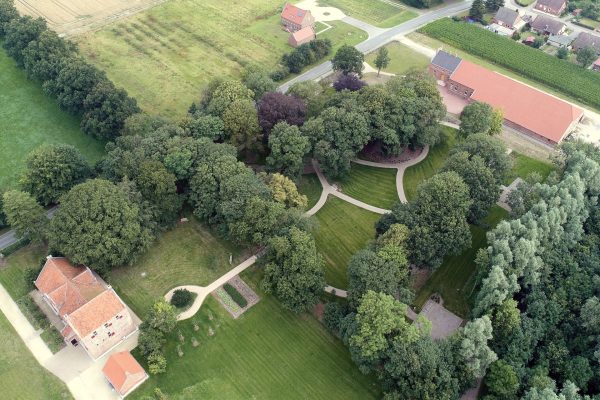 Das Steinhaus und der Hof Tammen im Luftbild. (Foto: Ines Reese/Ostfriesische Landschaft)