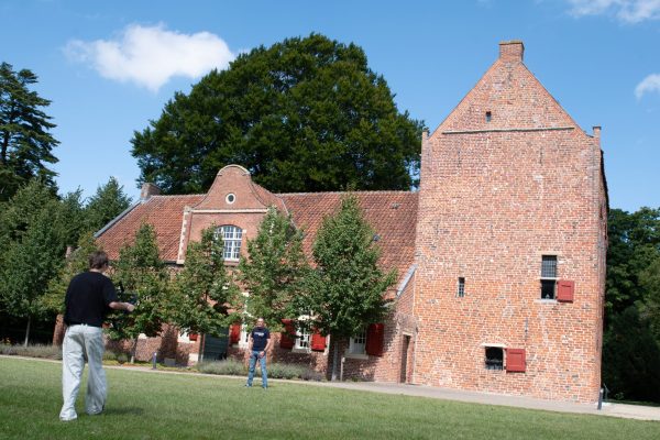 Szenenbild der Aufnahmen am Steinhaus. (Foto: Sebastian Schatz/Ostfriesische Landschaft)