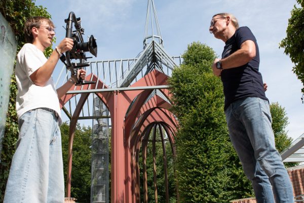 Ein Bick auf die Dreharbeiten am Modell der Klosterkirche (Foto: Sebastan Schatz/Ostfriesische Landschaft)