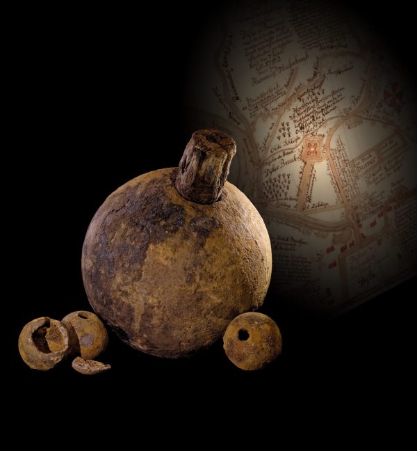 Abb. 2: Mörsergeschoss mit erhaltenem Holzpflock aus dem inneren Wassergraben der Dieler Hauptschanze. (Foto: Christina Kohnen)