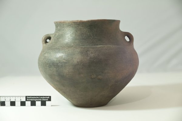 Abb. 2: Bronzezeitliche Urne aus dem Radbodsberg. (Foto: Ines Reese, Ostfriesische Landschaft)