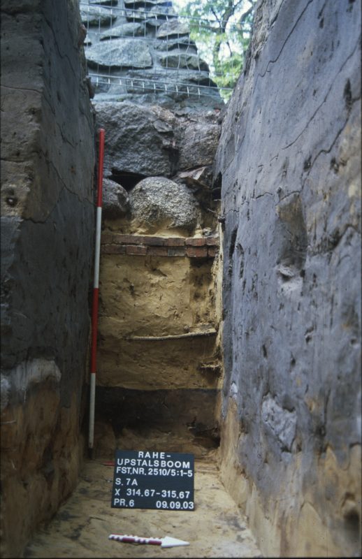 Abb. 2: Blick von Osten in den Grabungsschnitt am Upstalsboom mit dem Aufbau des Hügels und dem Fundament der Pyramide. (Foto: Matthias Kastrop, Ostfriesische Landschaft)