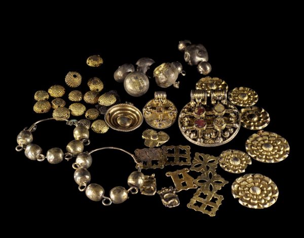 Abb. 1: Der Klosterschatz von Barthe besteht aus mehr als 60 Einzelstücken. (Foto: Christina Kohnen)