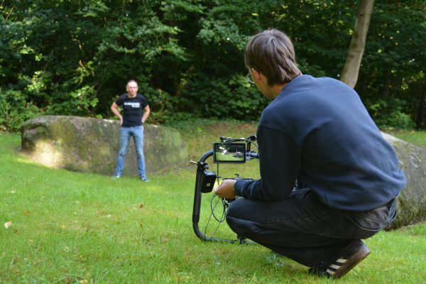 Abb. 2: Ein Eindruck von den Dreharbeiten an den originalen Steinen des Großsteingrabs. (Foto: Sebastian Schatz, Ostfriesische Landschaft)