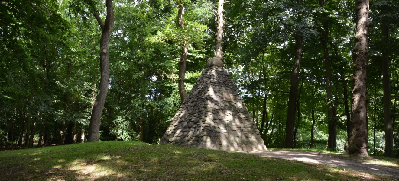 Der Upstalsboom ist bis heute ein wichtiger Identifikationsort für die Friesen. (Foto: Sebastian Schatz, Ostfriesische Landschaft)