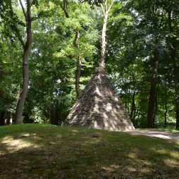 Der Upstalsboom ist bis heute ein wichtiger Identifikationsort für die Friesen. (Foto: Sebastian Schatz, Ostfriesische Landschaft) Der Upstalsboom ist bis heute ein wichtiger Identifikationsort für die Friesen. (Foto: Sebastian Schatz, Ostfriesische Landschaft)