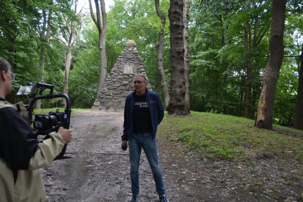 Abb. 1: Ursprünglich war der Upstalsboom ein frühmittelalterlicher Grabhügel. (Foto: Sebastian Schatz, Ostfriesische Landschaft)
