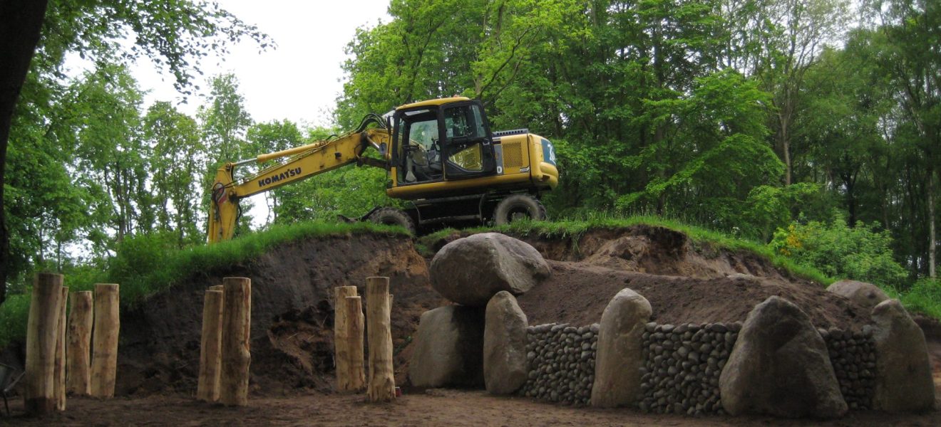 Die östliche Grabkammer während ihrer Rekonstruktion. (Foto: Jan F. Kegler, Ostfriesische Landschaft)