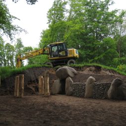 Die östliche Grabkammer während ihrer Rekonstruktion. (Foto: Jan F. Kegler, Ostfriesische Landschaft)