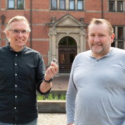 Von links: Dr. Jan F. Kegler und Wilfried Ottersberg bei der Übergabe der Münze von 1491 (Foto: Sebastian Schatz, Ostfriesische Landschaft).