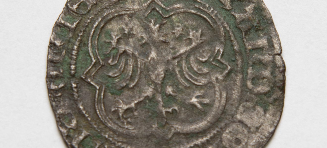 Die Vorderseite der Münze mit der Harpyie (Foto: Sebastian Schatz, Ostfriesische Landschaft).