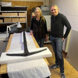 Helena Kretzschmar und Dr. Jan F. Kegler zeigen den Anker (Foto: Ostfriesische Landschaft).