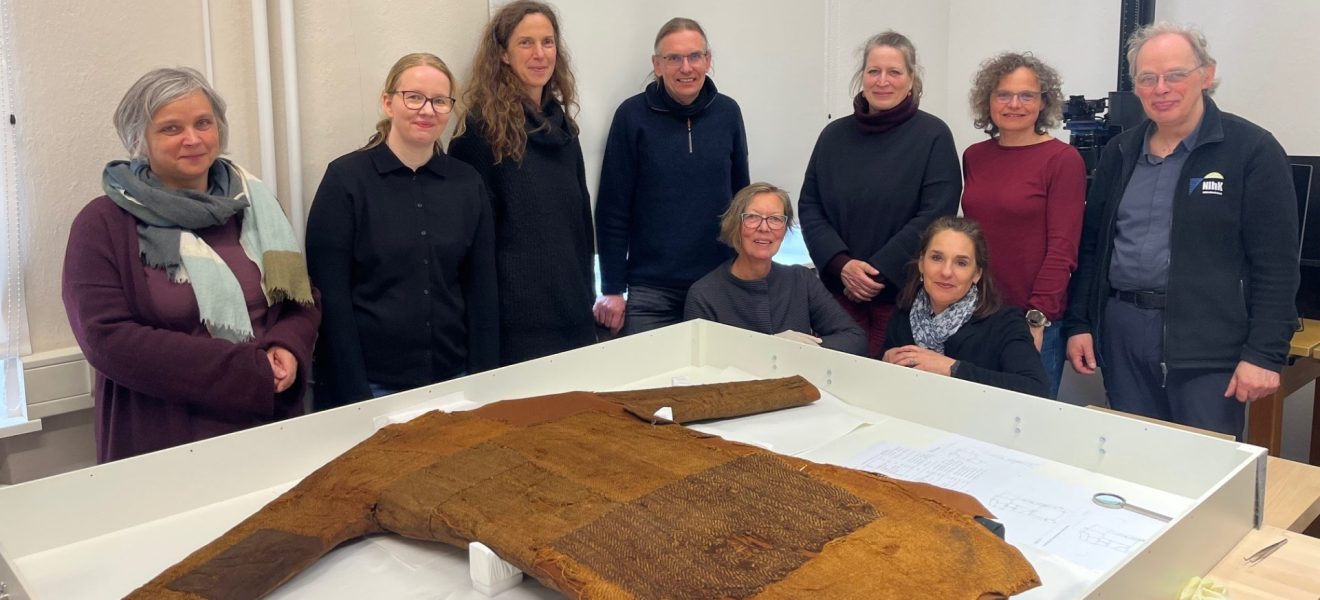 Arbeitsgruppe zur Erforschung der Textilen Ausrüstung der Moorleiche "Mann von Bernuthsfeld" (Foto: Ostfriesische Landschaft).