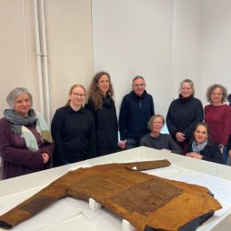 Arbeitsgruppe zur Erforschung der Textilen Ausrüstung der Moorleiche "Mann von Bernuthsfeld" (Foto: Ostfriesische Landschaft).