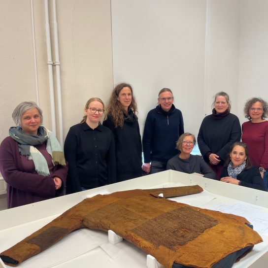 Arbeitsgruppe zur Erforschung der Textilen Ausrüstung der Moorleiche "Mann von Bernuthsfeld" (Foto: Ostfriesische Landschaft).